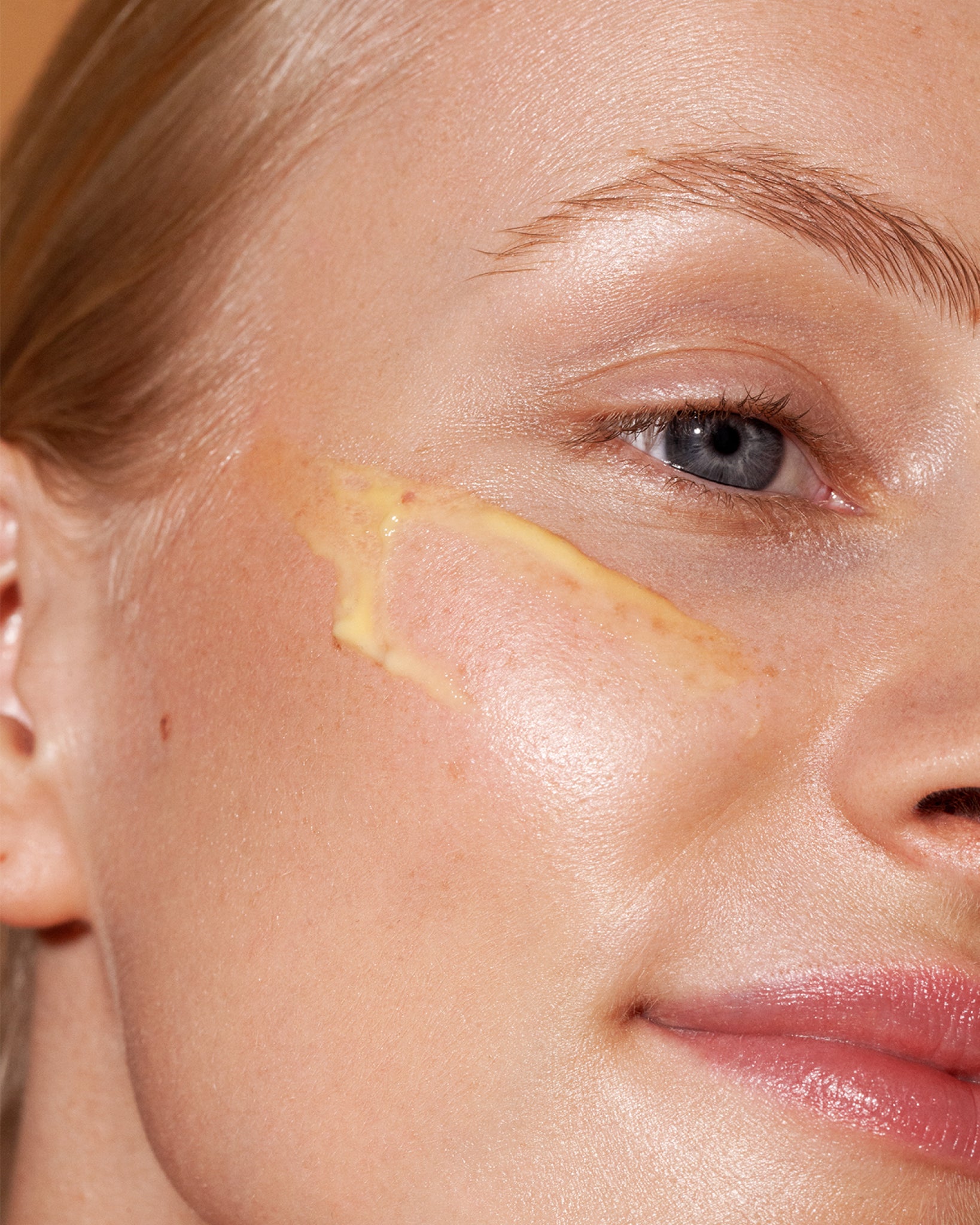 MÁDARA Organic Skincare radiance boosting essence A3301 product photo on plain background.