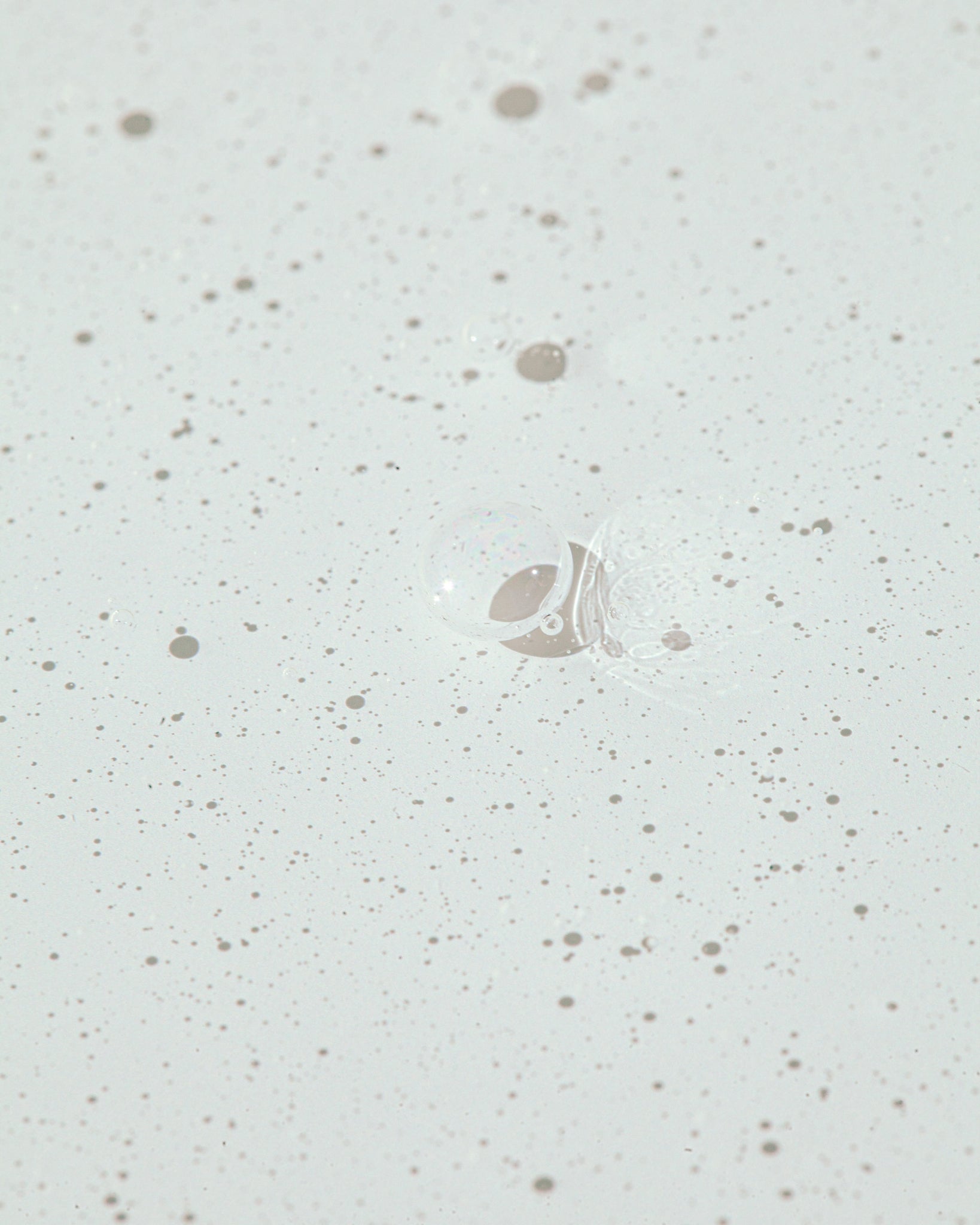 Texture close-up of MÁDARA Organic Skincare mild shampoo A4466 shampoo �swatch demonstrates consistency and finish.