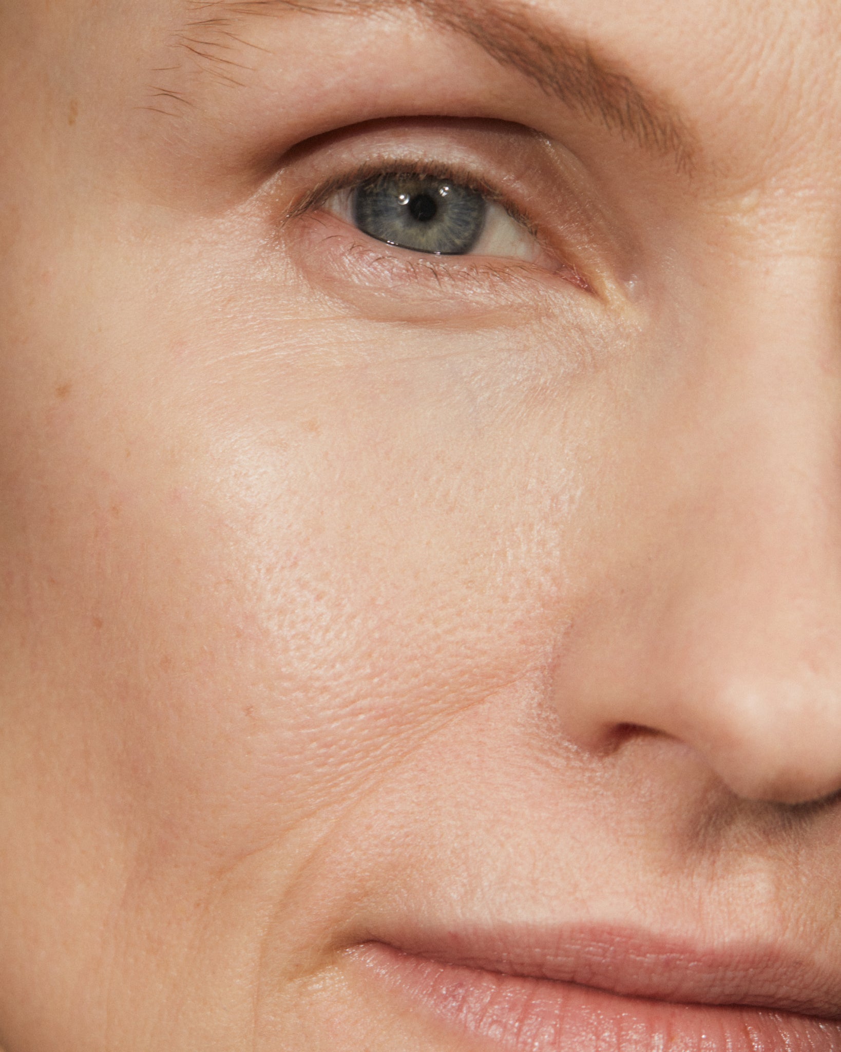 Model wearing MÁDARA Organic Skincare air equal powder translucent on A6800 on skin; close-up portrait shows natural application results.