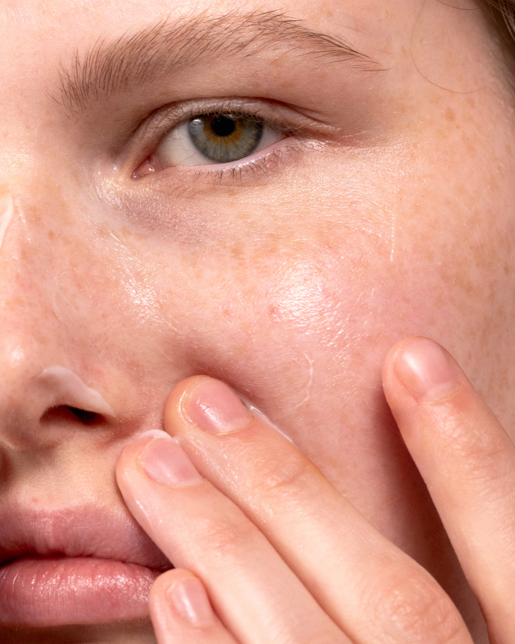 MÁDARA Organic Skincare collagen boosting serum A3061 serum product photo on model