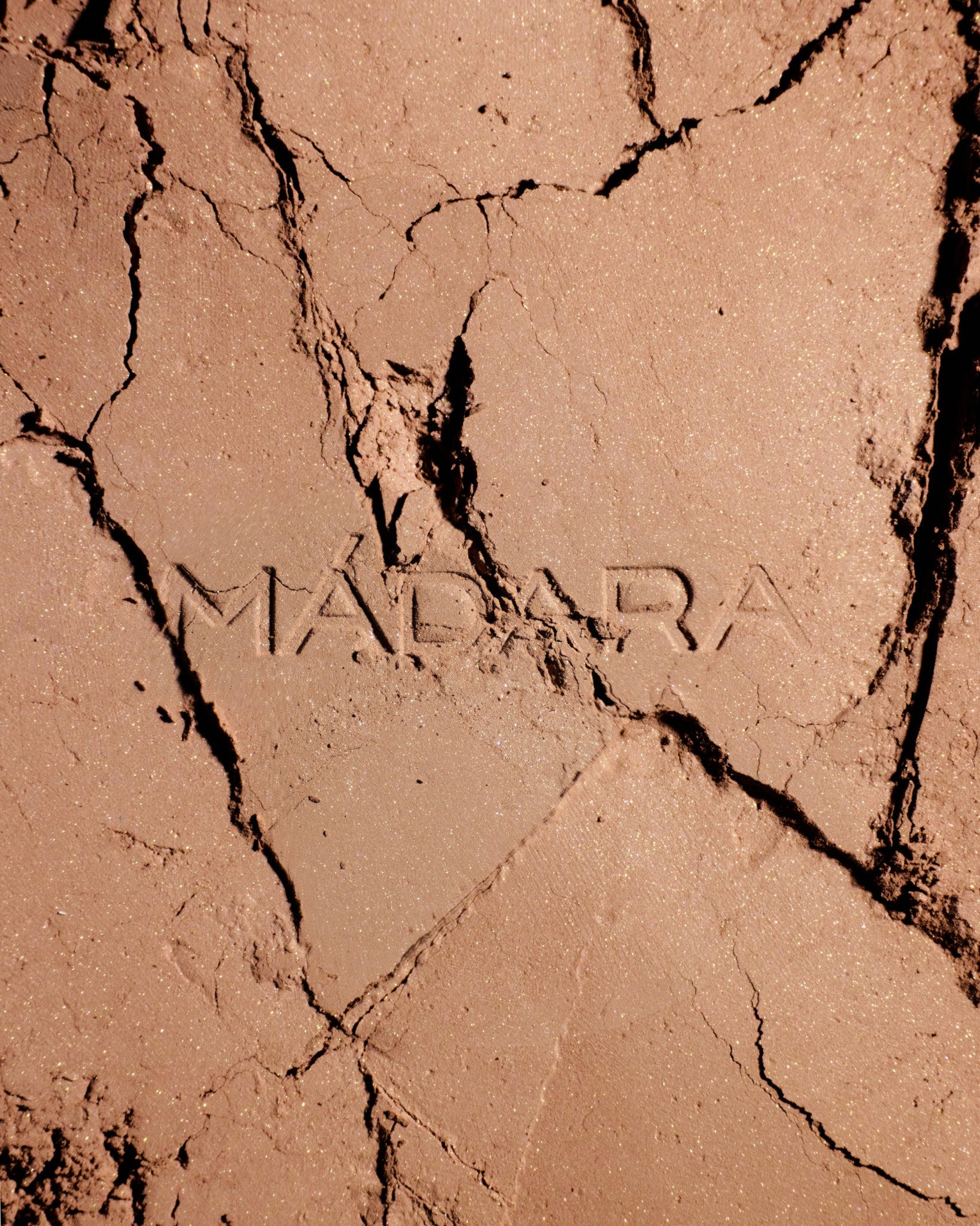Texture close-up of MÁDARA Organic Skincare bronzer A6841 �swatch demonstrates consistency and finish.