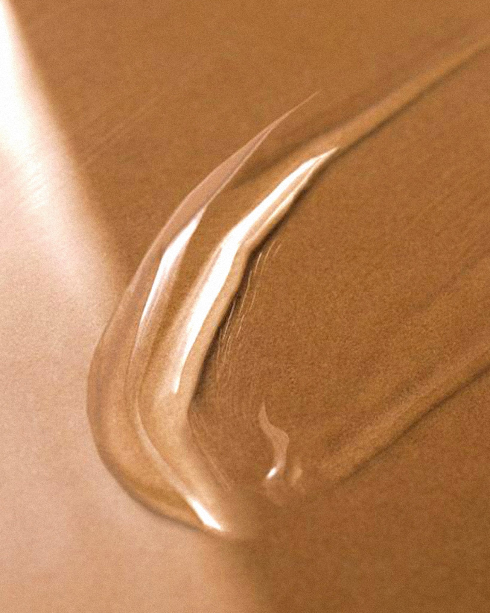 Texture close-up of MÁDARA Organic Skincare grow shampoo A4071 shampoo �swatch demonstrates consistency and finish.