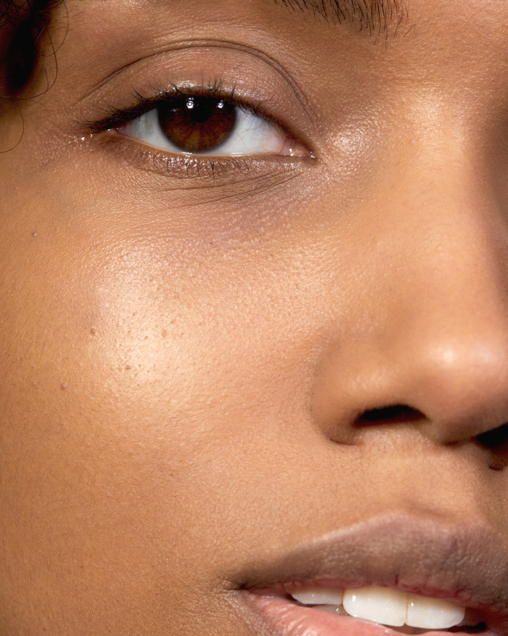 Model wearing MÁDARA Organic Skincare air equal powder beige on A6802 on skin; close-up portrait shows natural application results.