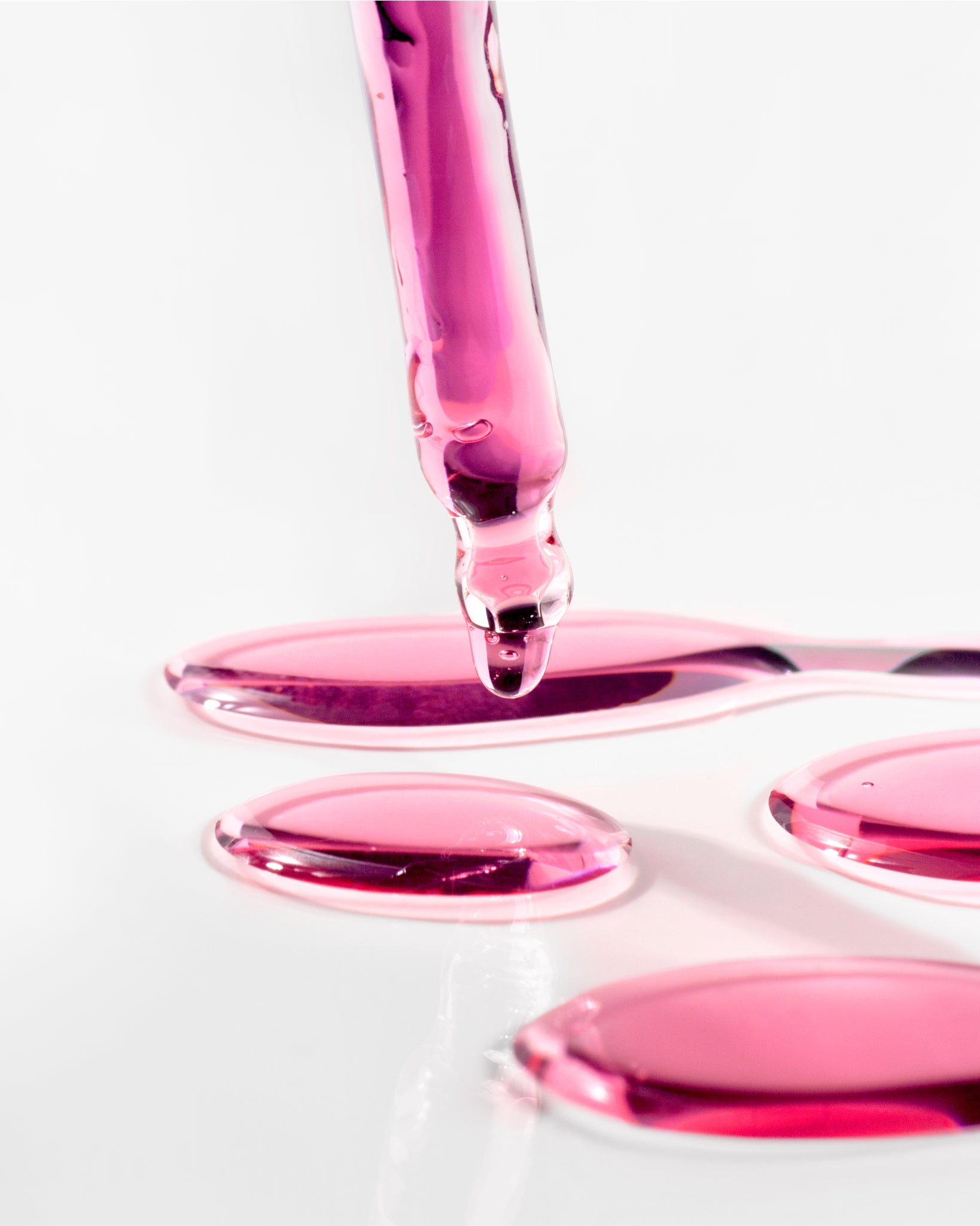 Texture close-up of MÁDARA Organic Skincare dragonhead concentrate A3260 �swatch demonstrates consistency and finish.